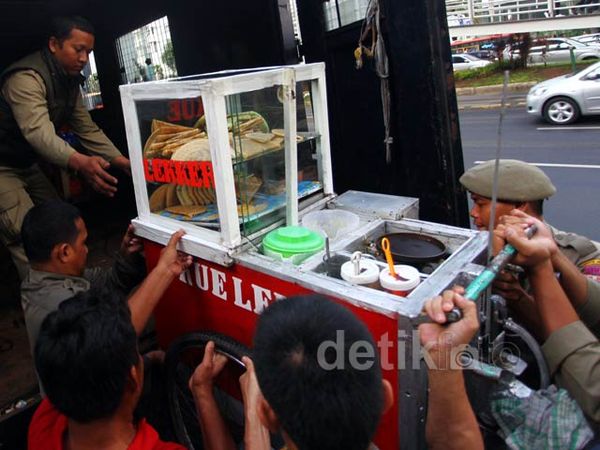 Pedagang Asongan di Bundaran HI Ditertibkan