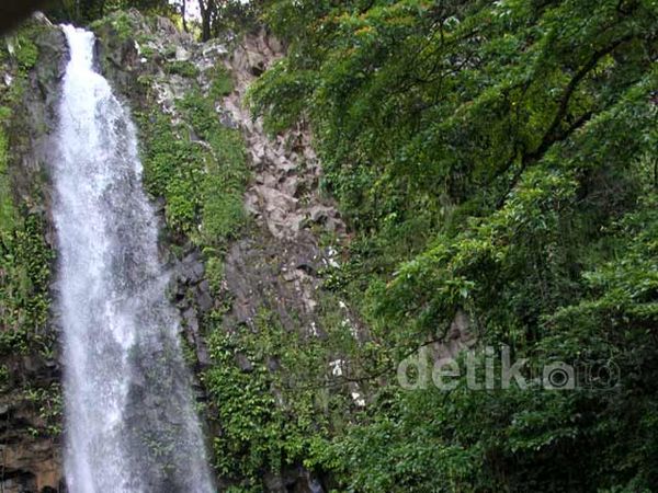 Menikmati Pesona Air Terjun Lembah Anai