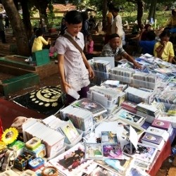 Jual Suvenir Uje di Makam, Ratna Raih Penghasilan Rp 1 Juta per Hari