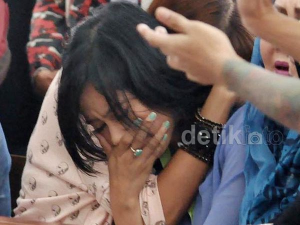 Eza Gionino Dipenjara 7 Bulan, Ardina Rasti Nangis
