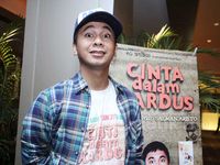 Gaya Raditya Dika Berkemeja Kotak-kotak