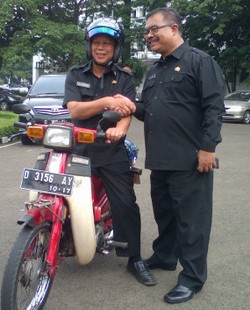 Usai Serahkan Mobil Dinas, Ayi Pulang Pakai Motor Jadul