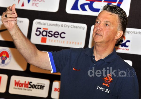Van Gaal Sapa Fans di Jakarta