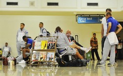 Timnas Belanda rehat sejenak di ruang tunggu  Bandara Halim Perdanakusuma.