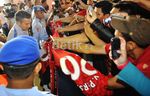 Timnas Belanda Disambut Fans dan Luna Maya