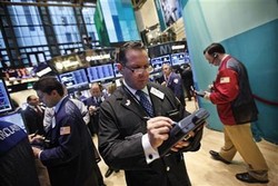 Wall Street Jatuh Akibat Defisit Perdagangan AS Melebar