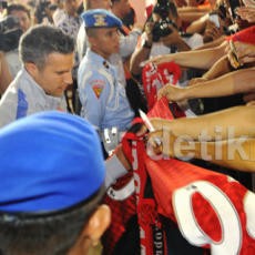 Dengar Chant dari Fans MU, Van Persie pun Beri Tanda Tangan