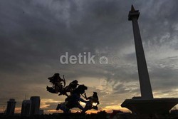 Antre Sampai 4 Jam, Loket ke Puncak Monas Ditutup