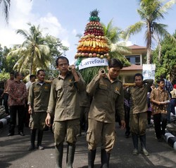 Hari Lingkungan Hidup, di Yogyakarta Satwa Langka Diberi Sedekah Buah
