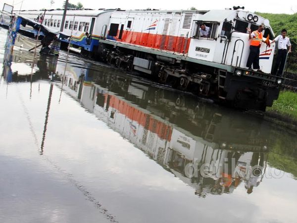 Banjir Rendam Rel KA Porong