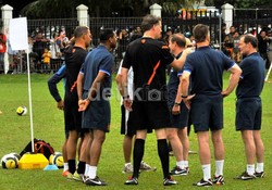 Van Gaal bersama staff pelatih Belanda serta Bambang Pamungkas sedang mendiskusikan apa saja materi yang akan diberikan pada anak-anak dalam coaching clinic