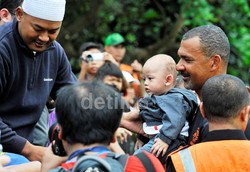 Ada seorang bapak yang meminta Gullit menggendong anaknya dan dengan senang hati, bintang Belanda di era 80-an itu menyanggupinya.