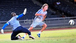     Kuyt  sedang mengambil ancang-ancang hendak menembak bola. Bisakah ia menjebol jala Indonesia?