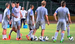 Penyerang timnas Belanda, Dirk Kuyt, jadi favorit fans karena keramahannya dalam melayani permintaan fans.