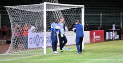 Dua kiper Belanda,Kenneth Vermeer dan Jasper Cillesen serius mengikuti instruksi pelatih kiper.