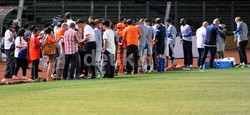 Sesudah acara latihan diadakan sesi meet and greet. Van Gaal dan anak asuhnya dengan ramah melayani permintaan foto atau tanda tangan.