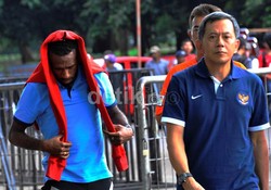 Kapten Timnas Boaz Solossa berjalan menuju ruang VIP Gelora Bung Karno untuk menjalani konferensi pers.