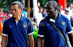 Pelatih Timnas Belanda, Jacksen F Tiago, berjalan bersama Manajer Timnas Rudy Maswi.