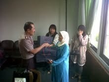 Lulus UN, 3 Pelajar Tahanan Polres Jaktim Dihadiahi Alat Salat