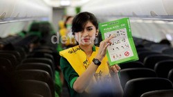 Ketika Pramugari Juga Bandel Nyalakan HP di Pesawat