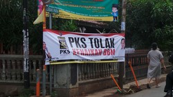 Tak Ada Izin, Ratusan Spanduk Tolak BBM PKS Ditertibkan Anak Buah Jokowi