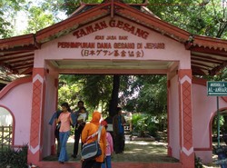 Taman Gesang : Bertahan di Tepi Derasnya Arus Bengawan