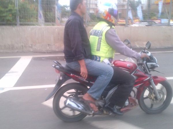 Pak Polisi Bergaya di Jalan Tol