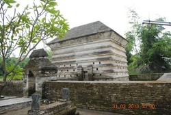 Makam Ala Piramida Mesir Ada di Gresik