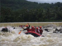 Jungkir Balik Mengarungi Deras Arus Sungai Ciberang