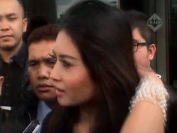 Meski Jadi Terdakwa, Novi Tetap Menarik Perhatian dengan Baju Seksinya