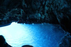 Menakjubkan! Gua di Kroasia Ini Berwarna Biru