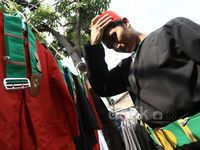 Jelang HUT DKI, Pedagang Baju Pangsi Panen Rezeki