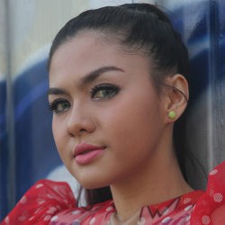 Tetes Air Mata Vicky Shu Pasrah Mengenang Ayahanda