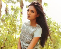 Laura Muljadi, Antara Model dan Mengajar di Kolong Jembatan