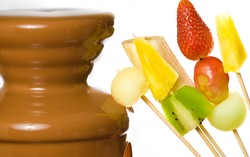 Yuk, Celup Nanas dan Kiwi dengan Cokelat Leleh!