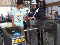 Mulai 1 Juli 2013, Tiket Kertas KRL Non Ekonomi Dihapuskan