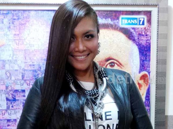 Denada Mulai Eksis Lagi