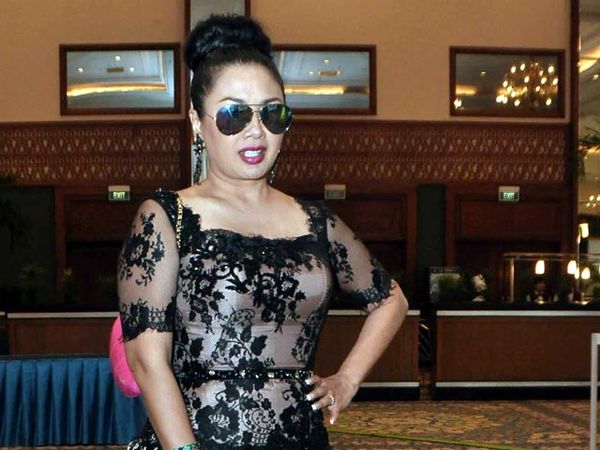 Gaya Titi DJ Berkacamata Hitam