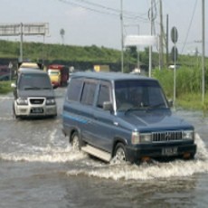 Kawasan Pintu Masuk Tol Porong Kembali Banjir