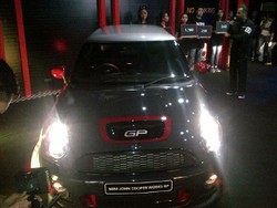 2 Model MINI John Cooper Works Meluncur