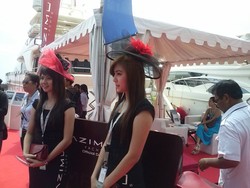 Ini Dia Para SPG Cantik Penyejuk di Panasnya Pameran Kapal Mewah