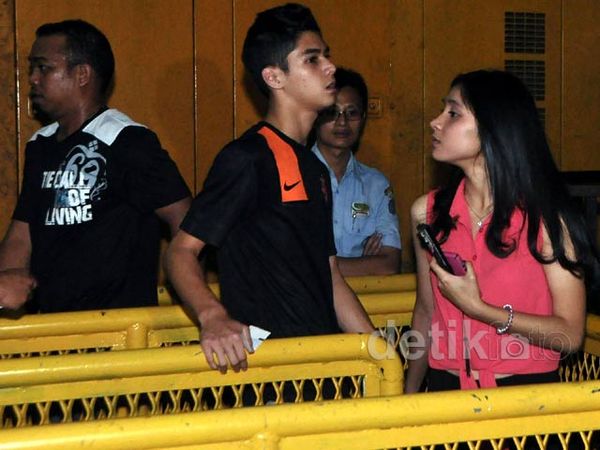 Al Gandeng Pacar Nonton Bola