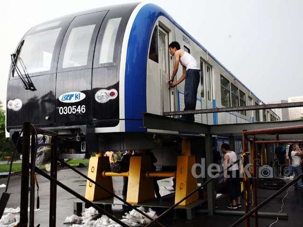 MRT dan Monorel Dipajang di Monas