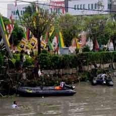 Warga dan TNI Kompak Bersih-bersih Nyemplung Kali Surabaya