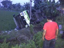 Bus Pahala Kencana Terguling Hindari Biker