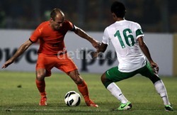 Arjen Robben berusaha melewati M. Roby. Agung Pambudhy/detikFoto.