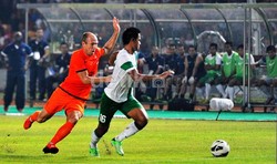 Arjen Robben mencoba menghindari kawalan M Roby. Mohammad Resha Pratama/detikFoto.