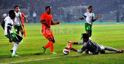 Peluang Jonathan De Guzman digagalkan oleh Kurnia Meiga. Mohammad Resha Pratama/detikFoto.
