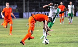 Robin van Persie dijaga ketat oleh bek Indonesia, Victor Igbonefo. Mohammad Resha Pratama/detikFoto.