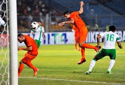 Robin van Persie sempat menjebol jala Kurnia Meiga di babak pertama tapi dianulir karena terjebak offside. Mohammad Resha Pratama/detikFoto.